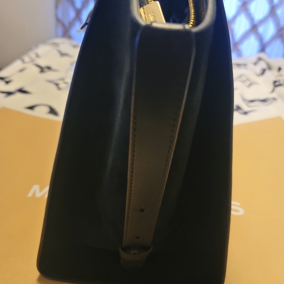 Avril Extra-Large Leather Top-Zip Tote Bag New with tags - Picture 7 of 14